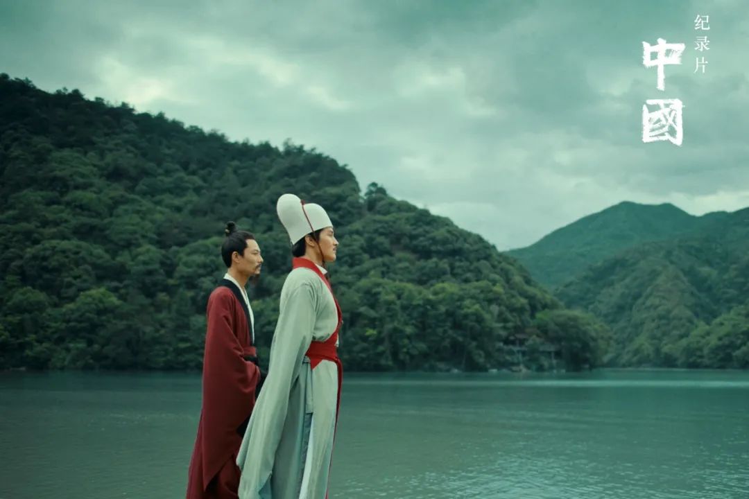 《英雄联盟》真人秀：召唤师峡谷的综艺狂欢